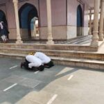 मथुरा के नंदबाबा मंदिर में 2 मुस्लिमों ने नमाज पढ़ी,